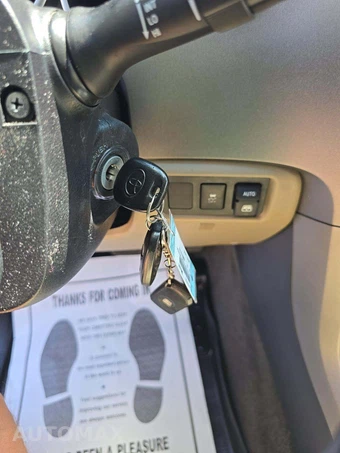 2016 Toyota Sequoia Limited – miniatura 8