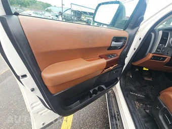 2016 Toyota Sequoia Platinum – miniatura 9