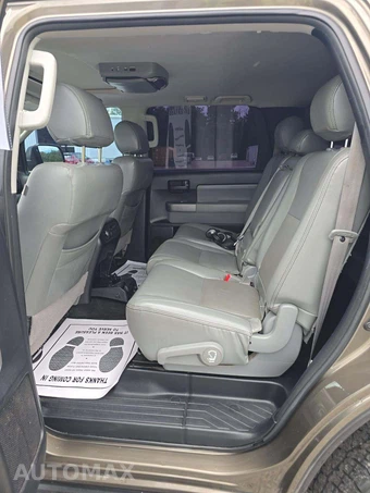 2016 Toyota Sequoia SR5 – miniatura 10