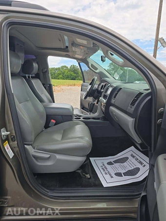 2016 Toyota Sequoia SR5 – miniatura 16