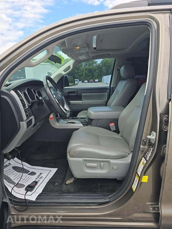 2016 Toyota Sequoia SR5 – miniatura 3