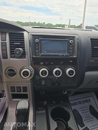 2016 Toyota Sequoia SR5 – miniatura 7