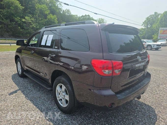 2016 Toyota Sequoia SR5 – miniatura 2