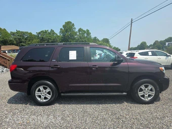 2016 Toyota Sequoia SR5 – miniatura 4