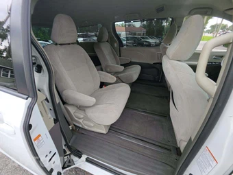 2016 Toyota Sienna LE 7-Passenger 119.3" WB - miniatura 17