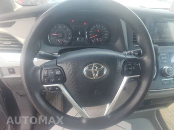 2016 Toyota Sienna LE 8-Passenger 119.3" WB - miniatura 10
