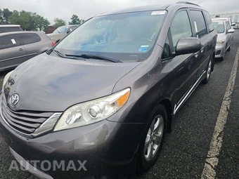 2016 Toyota Sienna LE 8-Passenger 119.3" WB