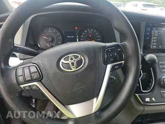2016 Toyota Sienna LE 8-Passenger 119.3" WB - miniatura 11