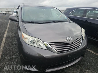 2016 Toyota Sienna LE 8-Passenger 119.3" WB - miniatura 2