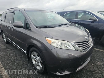2016 Toyota Sienna LE 8-Passenger 119.3" WB - miniatura 3