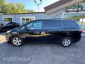 2016 Toyota Sienna LE 8-Passenger 119.3" WB - miniatura 10