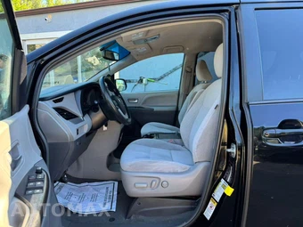 2016 Toyota Sienna LE 8-Passenger 119.3" WB - miniatura 17