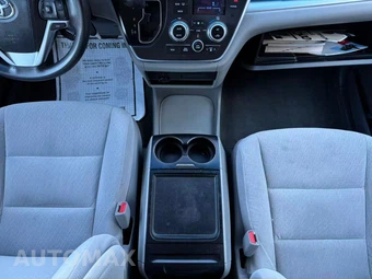 2016 Toyota Sienna LE 8-Passenger 119.3" WB - miniatura 24
