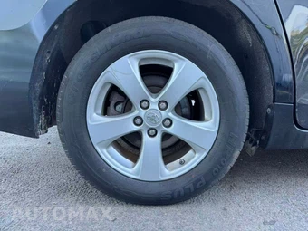 2016 Toyota Sienna LE 8-Passenger 119.3" WB - miniatura 30