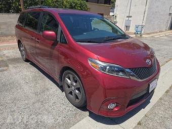 2016 Toyota Sienna SE 8-Passenger 119.3" WB - miniatura 3