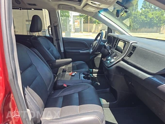 2016 Toyota Sienna SE 8-Passenger 119.3" WB - miniatura 8