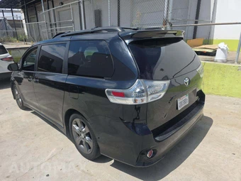 2016 Toyota Sienna SE 8-Passenger 119.3" WB - miniatura 2