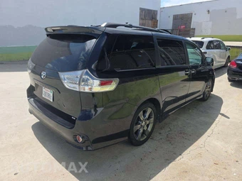 2016 Toyota Sienna SE 8-Passenger 119.3" WB - miniatura 3