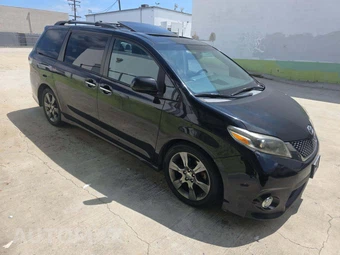 2016 Toyota Sienna SE 8-Passenger 119.3" WB - miniatura 4