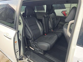 2016 Toyota Sienna SE 8-Passenger 119.3" WB - miniatura 17