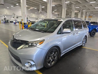 2016 Toyota Sienna SE Premium 8-Passenger 119.3" WB