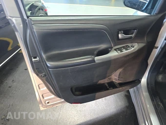 2016 Toyota Sienna SE Premium 8-Passenger 119.3" WB - miniatura 9