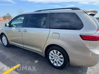 2016 Toyota Sienna XLE 7-Passenger 119.3" WB - miniatura 10