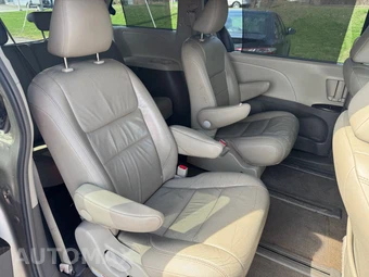 2016 Toyota Sienna XLE 7-Passenger 119.3" WB - miniatura 11