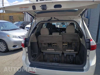 2016 Toyota Sienna XLE 7-Passenger 119.3" WB - miniatura 7