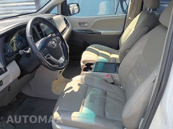 2016 Toyota Sienna XLE 7-Passenger 119.3" WB - miniatura 8
