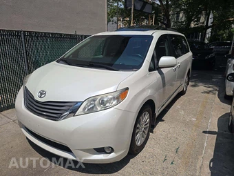 2016 Toyota Sienna XLE 8-Passenger 119.3" WB