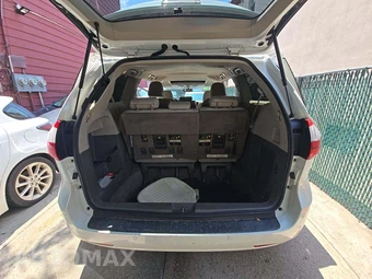 2016 Toyota Sienna XLE 8-Passenger 119.3" WB - miniatura 15