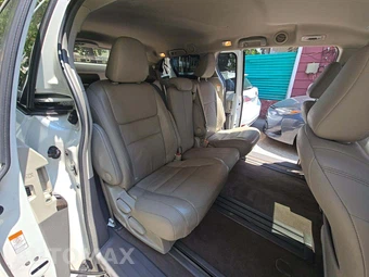 2016 Toyota Sienna XLE 8-Passenger 119.3" WB - miniatura 17