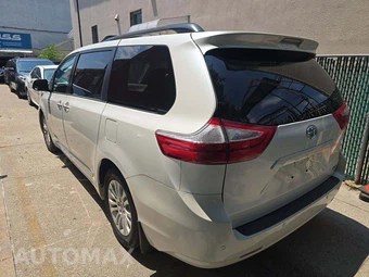 2016 Toyota Sienna XLE 8-Passenger 119.3" WB - miniatura 2