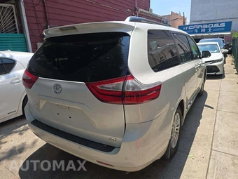2016 Toyota Sienna XLE 8-Passenger 119.3" WB - miniatura 3