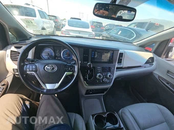 2016 Toyota Sienna XLE 8-Passenger 119.3" WB - miniatura 11