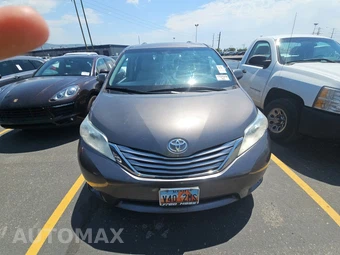 2016 Toyota Sienna XLE 8-Passenger 119.3" WB - miniatura 2