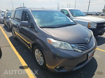 2016 Toyota Sienna XLE 8-Passenger 119.3" WB - miniatura 3