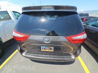 2016 Toyota Sienna XLE 8-Passenger 119.3" WB - miniatura 5