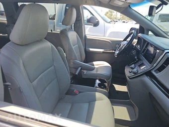 2016 Toyota Sienna XLE 8-Passenger 119.3" WB - miniatura 8
