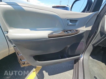 2016 Toyota Sienna XLE 8-Passenger 119.3" WB - miniatura 9