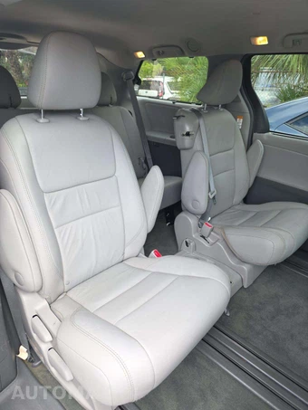2016 Toyota Sienna XLE 8-Passenger 119.3" WB - miniatura 17