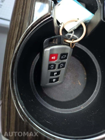 2016 Toyota Sienna XLE 8-Passenger 119.3" WB - miniatura 8