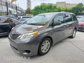 2016 Toyota Sienna XLE 8-Passenger 119.3" WB