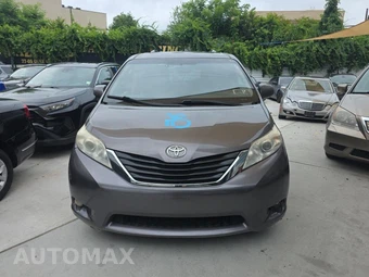 2016 Toyota Sienna XLE 8-Passenger 119.3" WB - miniatura 2