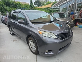 2016 Toyota Sienna XLE 8-Passenger 119.3" WB - miniatura 3