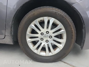 2016 Toyota Sienna XLE 8-Passenger 119.3" WB - miniatura 9