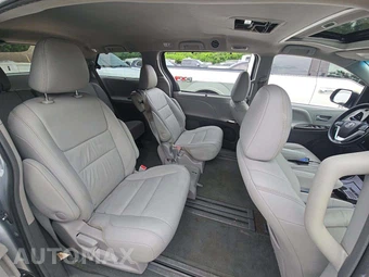 2016 Toyota Sienna XLE 8-Passenger 119.3" WB - miniatura 17