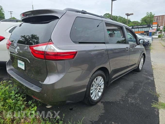 2016 Toyota Sienna XLE 8-Passenger 119.3" WB - miniatura 3
