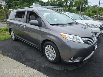 2016 Toyota Sienna XLE 8-Passenger 119.3" WB - miniatura 4